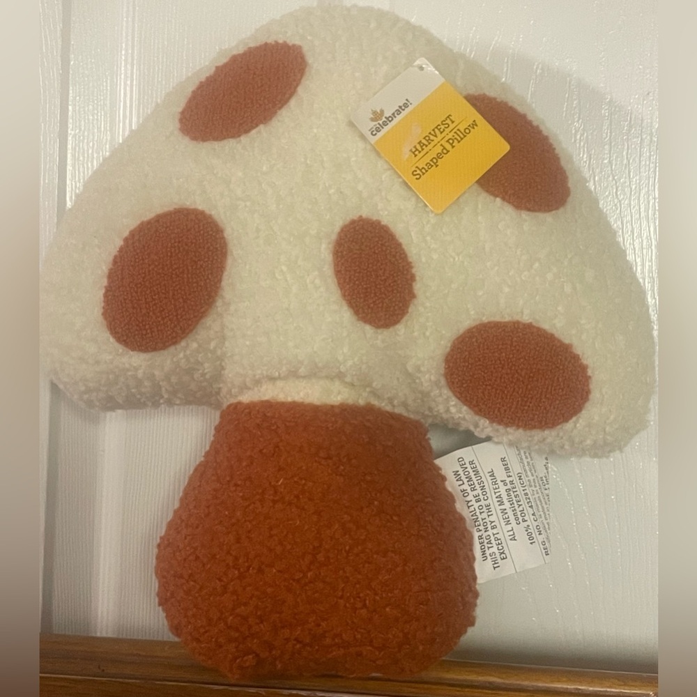 🔴 3/$12 Mushroom Shaped Pillow! Perfect for Fall! NWT!‎